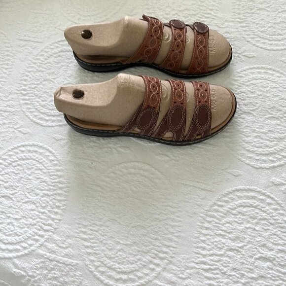 Clarks Excellent Condition comfortable and stylish brown, leather sandals. Size… - Picture 2 of 4
